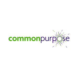 Logo von common purpose, grasgrüner und lila farbener SChriftzug, klein und zusammen geschrieben, auf weissem Hintergrund