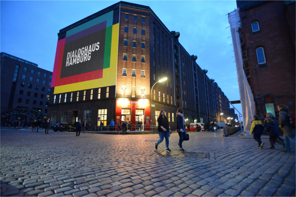 Abendansicht Dialoghaus Hamburg mit Montiertem Logo als Banner auf der Hauswand