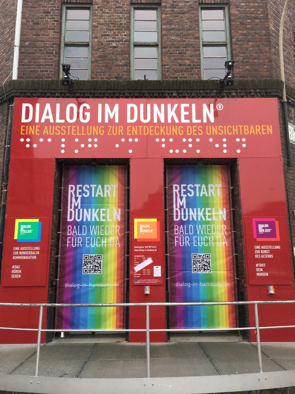 Restart im Dunkeln Banner im Haupteingang Dialoghaus in der Speicherstadt Alter Wandrahm