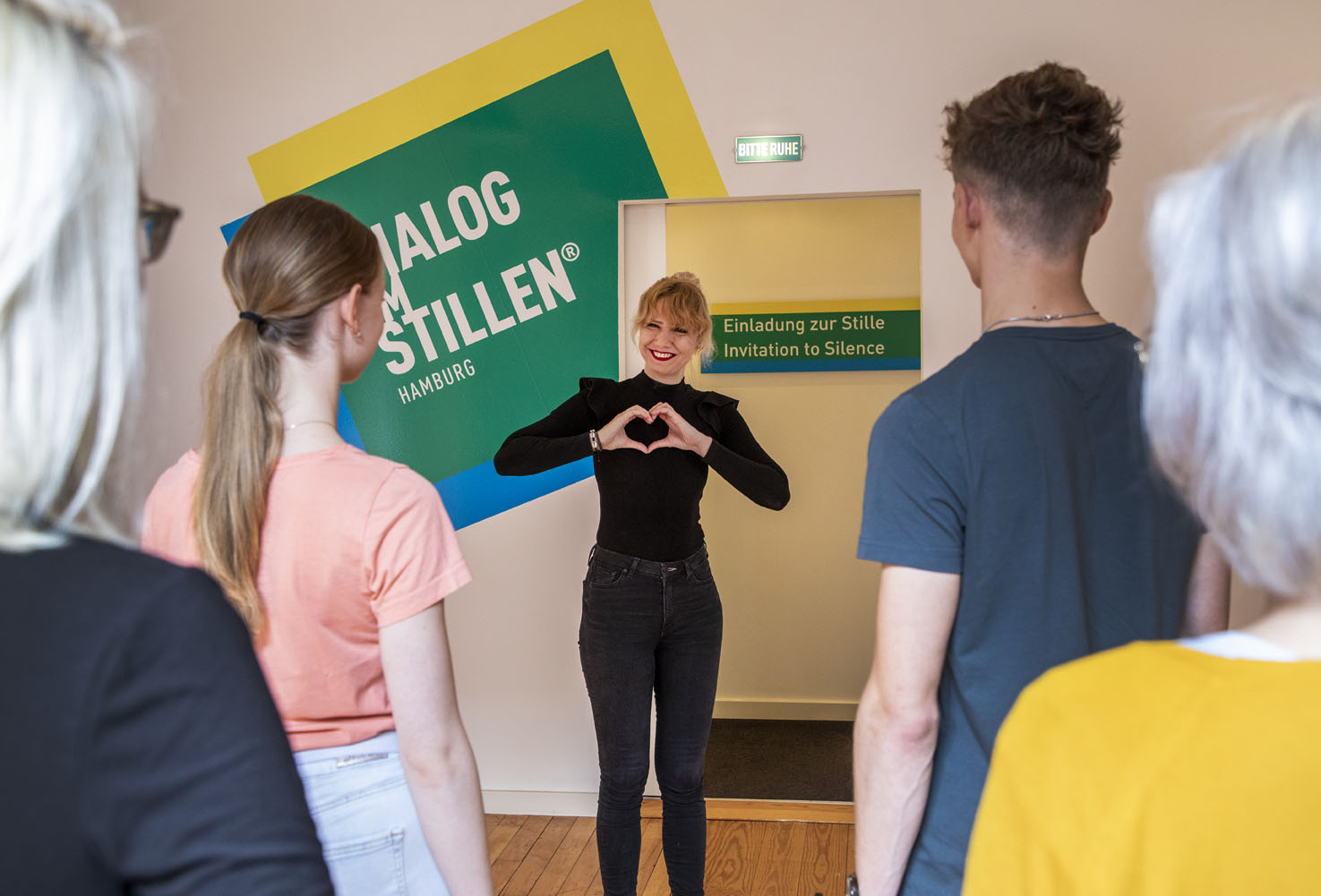 Dialog im Stillen Laura Besucher Begruessen