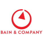 Logo Bain & Company, Roter Kreis Mit Einem Dreieck In Rot Welches Auf Eine Offene Stelle Im Kreis Zeigt. Unter Dem Kreis Steht Bain & Company In Ebenfalls Roten Lettern