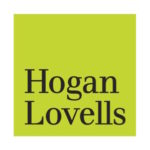 Logo Von Hogan Lovells, Schwarze Buchstaben Auf Lindgruenem Quadratischem Hintergrund