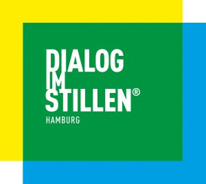 Gelb, Gruen, und Blaue Flächen übereinander im Quadrat, mit dem DIALOG IM STILLEN Hamburg Schriftzug in weisser Farbe in der Mitte