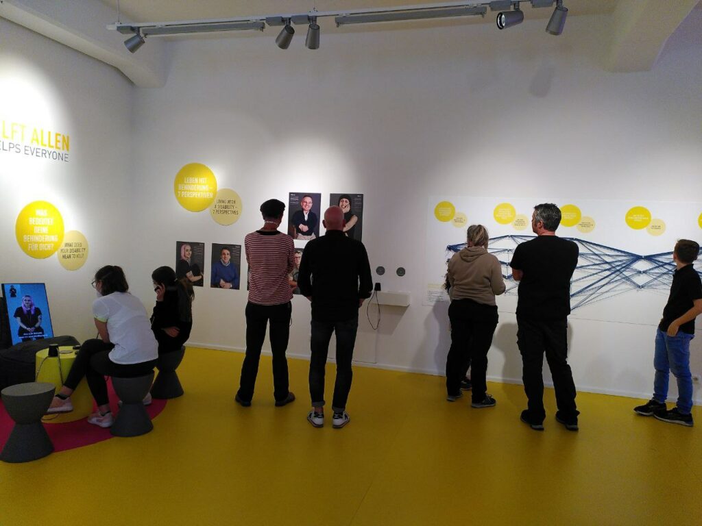 Besucher in der Ausstellung Mittendrin