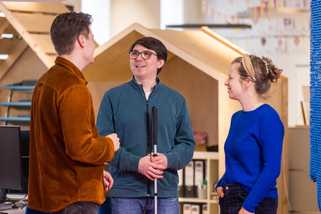 3 Mitarbeitende des Dialoghaus Hamburg unterhalten sich.