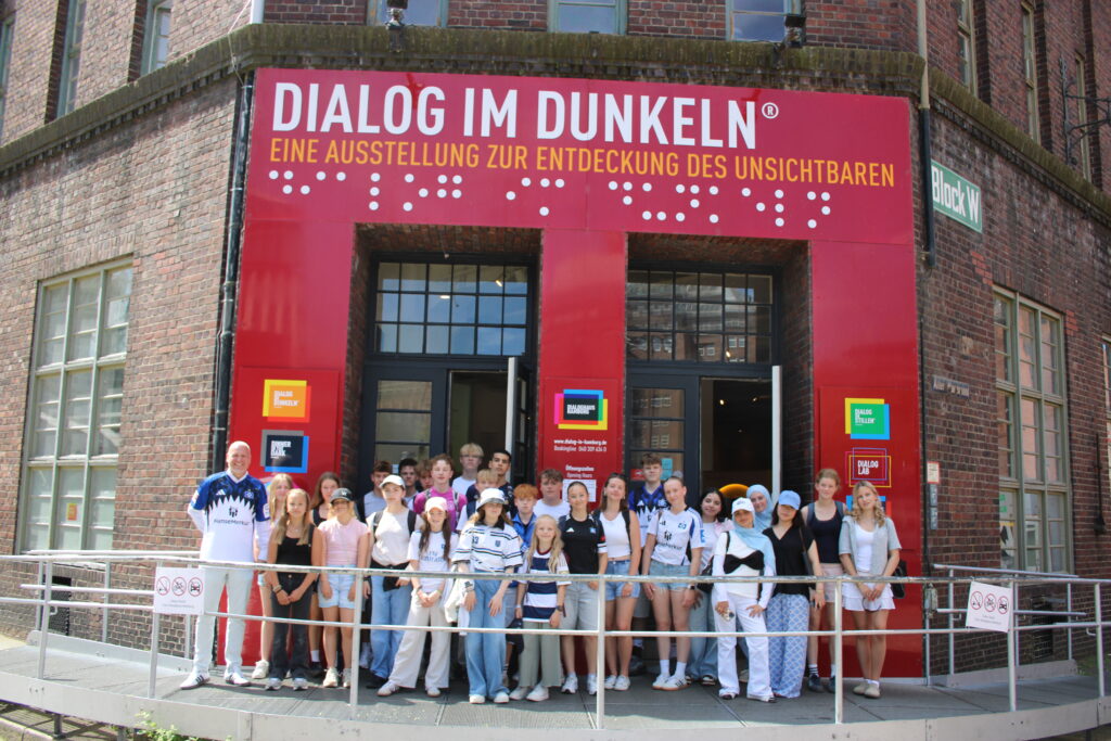 Schulklasse vor dem Eingang von Dialog im Dunkeln im Dialoghaus Hamburg.